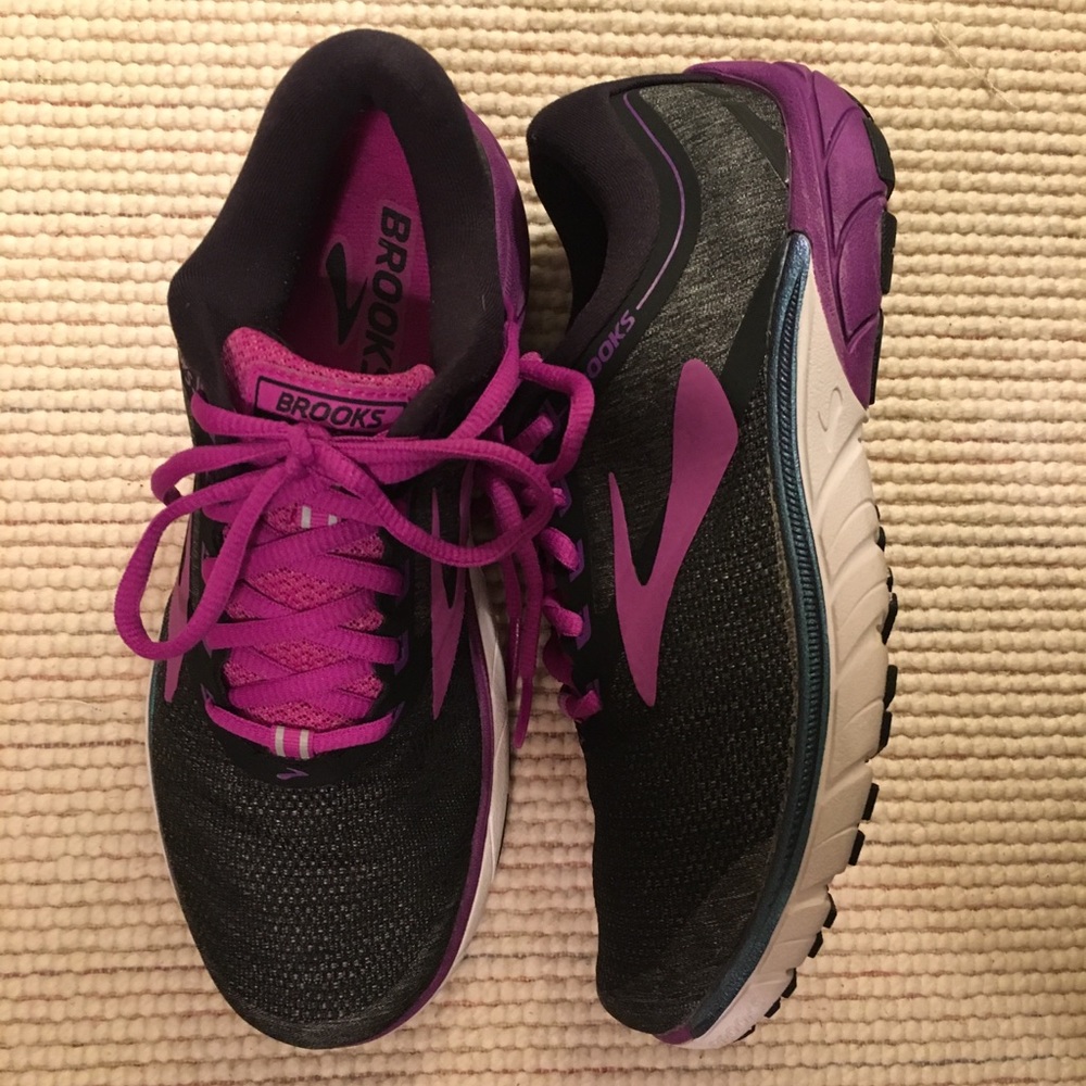 Brooks tennis shoe
